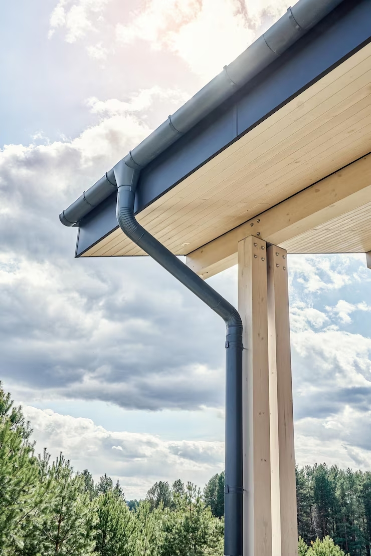 tuyau-descente-eau-pluie-metal-gris-contemporain-installe-toit-du-nouveau-batiment-jour-nuageux-gros